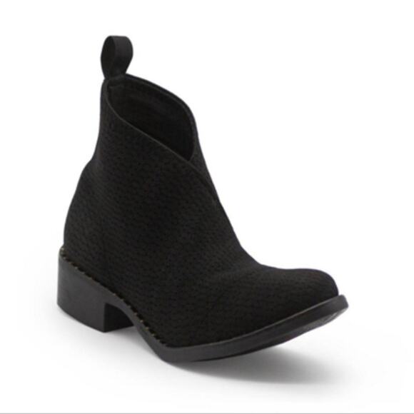 CHARLESTON SHOE CO. Shoes - NEW Women's Charleston Shoe Company Black Boots Barcelona 6